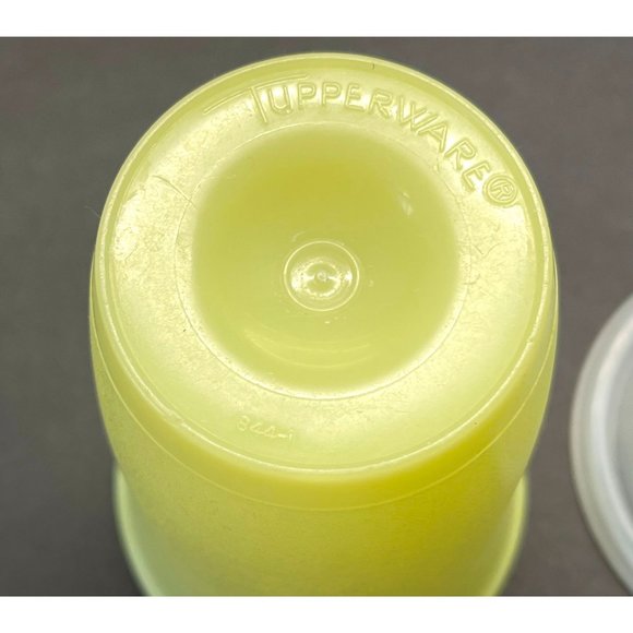 Vintage Tupperware 844-1 Shaker Cup with Lid 2 Cup Kitchen Gadget Yellow - Picture 6 of 7